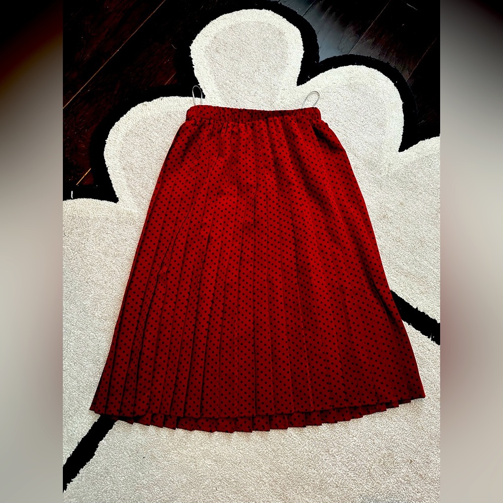 MIDI length pleated red skirt with black polka dots